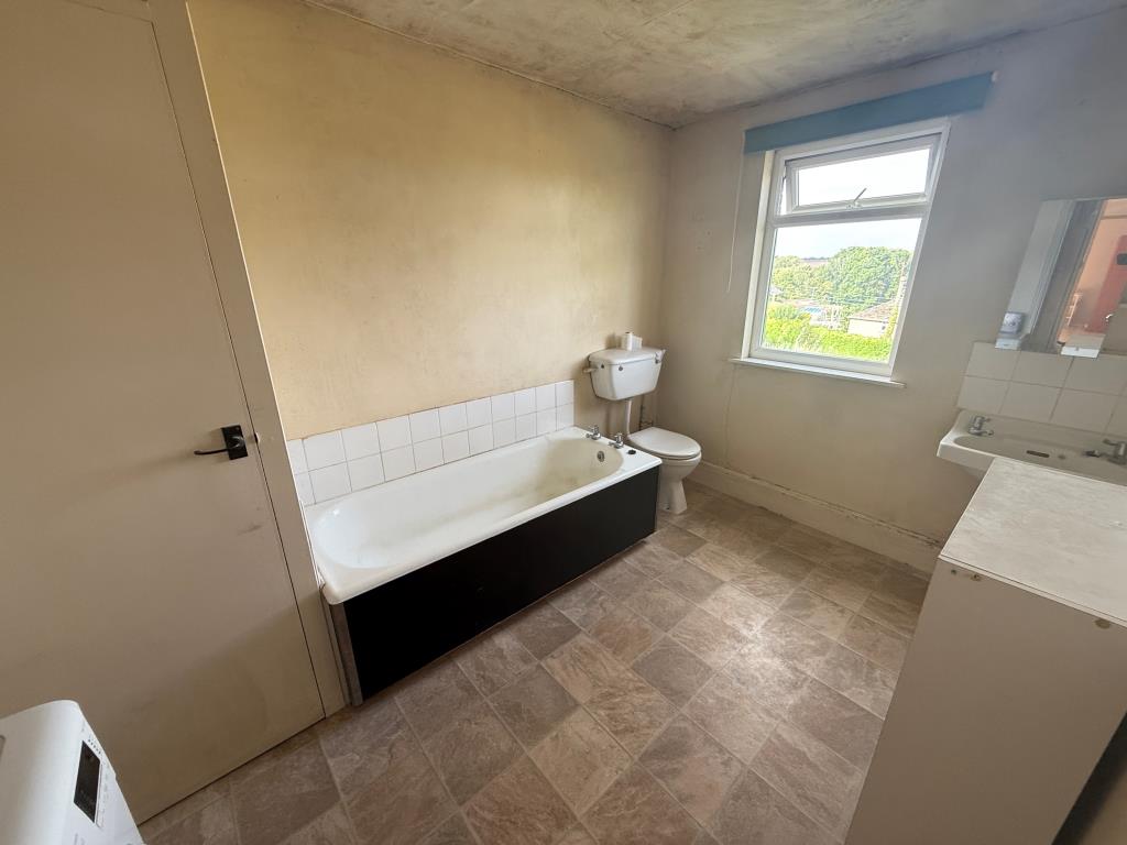 Lot: 71 - FREEHOLD TWO-BEDROOM TERRACE HOUSE - Bathroom
